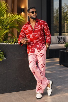 Ensemble 2 pièces pour homme à imprimé Adire rouge et rose – Chemise à manches longues et pantalon à motifs mélangés