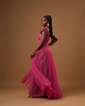 Robe longue en tulle à découpes et fronces