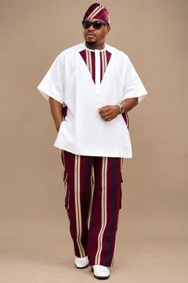 Haut caftan blanc avec pantalon rayé bordeaux et casquette