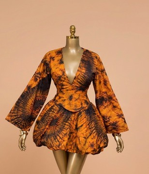 Mini-robe de créateur en imprimé Adire – Robe tie-dye audacieuse avec ourlet bouffant et manches évasées