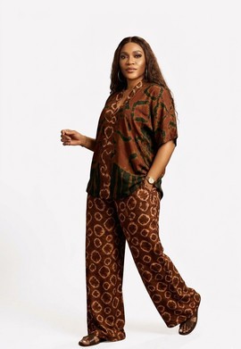 Ensemble tie-dye aux tons terre — haut ample à col en V et pantalon large de jambes
