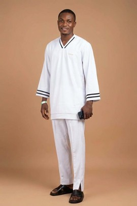 Costume sénateur blanc avec col en V et poignets à rayures noires