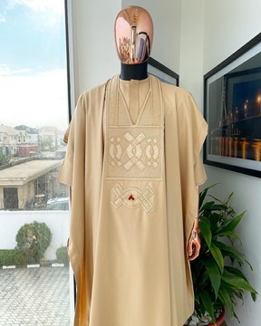 Un motif de broderie en forme de goutte de fer connecté brun beige avec agbada assorti