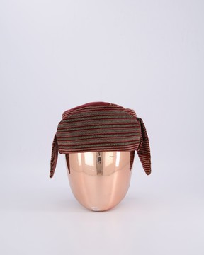 Un chapeau traditionnel bordeaux foncé