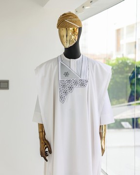 Un carré blanc labyrinthe, détails de broderie 1/4 de taille agbada