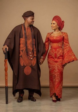 Ensemble traditionnel brodé aux tons terre chaleureux pour couple (Agbada et robe sirène structurée)