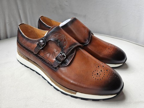 Chaussures en cuir marron à double boucle de fermeture