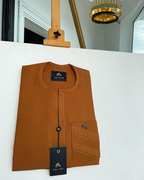 Un caftan traditionnel natif du rabat avant brodé de la section médiane orange gingembre.
