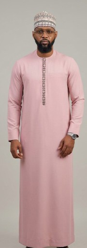 Thobe rose brodé pour homme avec bonnet kufi assorti – robe kaftan traditionnelle à manches longues