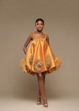 Mini-robe babydoll en soie avec applications de plumes
