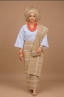 Ensemble traditionnel nigérian pour femme en aso oke nude : iro, buba et gele automatique