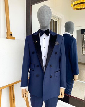 Un smoking / dîner bleu marine à double boutonnage en velours à revers en pointe