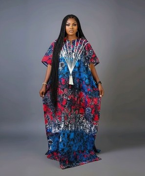 Robe longue bleu vif et rouge avec de jolis détails à pompons
