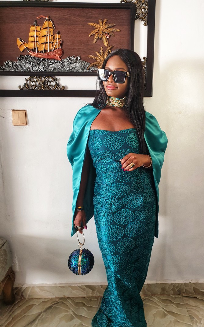 Élégante robe de soirée noire évasée manches longues col en V appliques dentelle paillettes dos nu longueur au sol forme A (couleur : noir, taille US : 2
