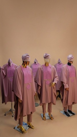Ensemble Agbada et sénateur rose poudré pour garçons d’honneur africains majestueux