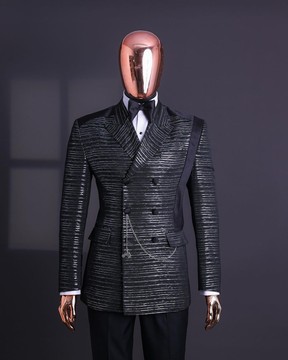 Un costume de smoking en jacquard noir et argent à rayures métallisées et à revers en pointe