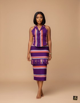 Ensemble deux pièces violet en Aso-Oke, composé d’un haut dos nu à franges et d’une jupe crayon