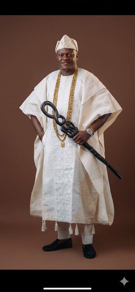 Ensemble traditionnel Agbada blanc cassé royal