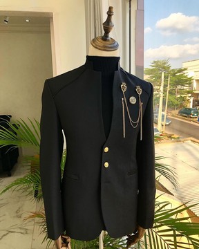Un costume «7th Battalion» rechargé noir anthracite avec une parure dorée