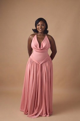 Élégante robe longue fluide rose poudré à col halter