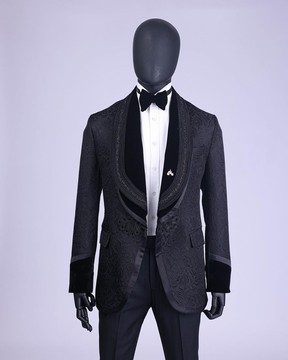 Un costume en jacquard de smoking à revers "quad-shawl" noir anthracite.