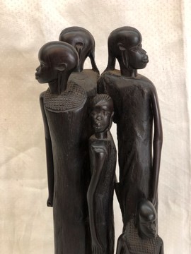Sculpture familiale en bois inspirée de l’Afrique, symbole d’unité et d’amour, une pièce intemporelle et pleine de sens pour la décoration intérieure
