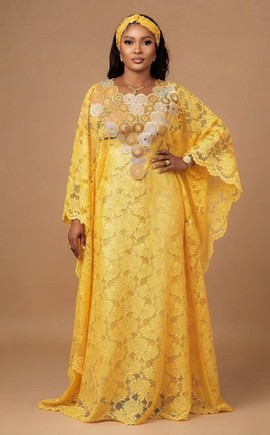 Boubou kaftan en dentelle florale dorée pour femme du Nigeria