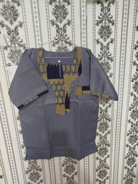 Chemise culturelle gris ardoise avec panneau à motifs patrimoniaux – Haut fusion tribale contemporaine