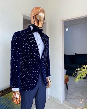 Costume blazer en velours italien avec détails en pierre Swarovski argentée, chemise blanche et nœud papillon