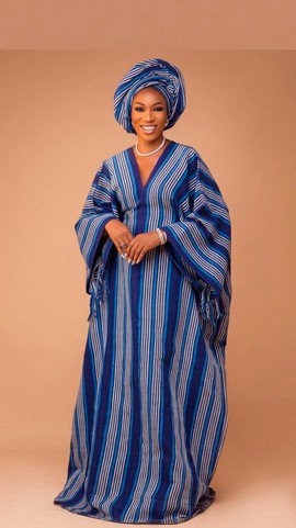 Élégante robe kaftan Agbada à rayures bleues avec Gele assorti