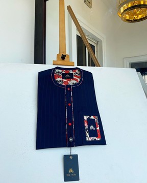 Un caftan de sénateurs à rayures rouges et bleu nuit