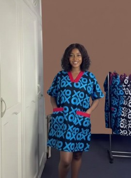 Robe tunique élégante en Ankara bleu et noir avec poches