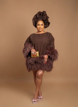 Mini-robe marron riche ornée de plumes, avec gele pré-noué assorti
