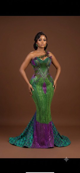 Robe sirène verte et violette ornée de décorations