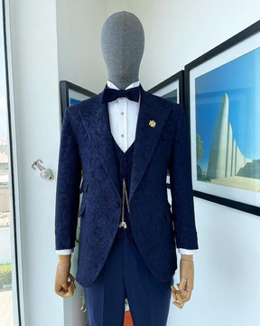 Un revers en pointe, un costume de smoking en jacquard à motif floral à volants, un gilet classique, un pantalon et une cravate