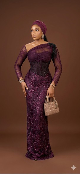 Élégante robe corset en dentelle violet profond