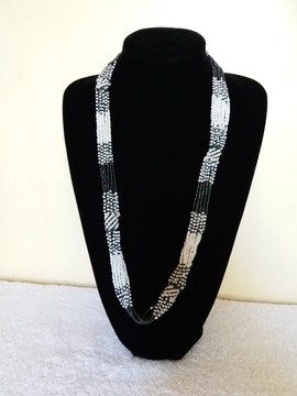 Collier noir et blanc / collier africain / bijoux africains / collier de perles / collier de perles zoulou
