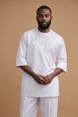 Tenue sénateur blanche brodée à motif géométrique alvéolé – Ensemble 2 pièces pour homme avec tunique à manches mi-longues et pantalon