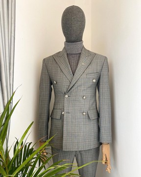 Un costume croisé classique en tissu à carreaux prince de galles
