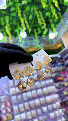 Boucles d’oreilles pendantes élégantes à fleurs, avec cristaux dorés, au style affirmé