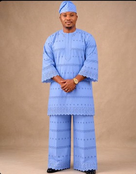 Ensemble sénateur africain pour homme bleu ciel brodé avec fila assorti — deux pièces