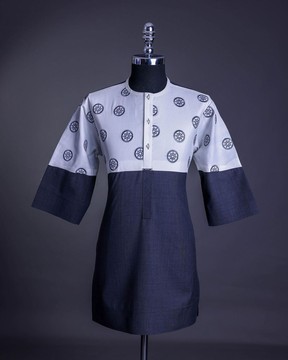 Un demi-coupe, blanc &amp; gris Rabat avant avec cristaux Swarovski boutons caftan natif.