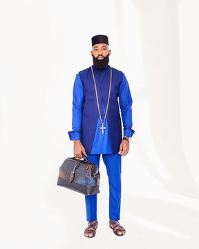 Caftan bleu royal 3 pièces, chapeau noir et veste patterened