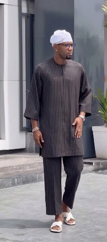 Ensemble sénateur à fines rayures pour homme – Tenue traditionnelle 2 pièces avec tunique kaftan et pantalon | Tenue africaine de cérémonie