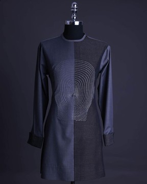 Un caftan gris anthracite et marsouin, coupe mi-haute avec hologramme brodé sur la tête
