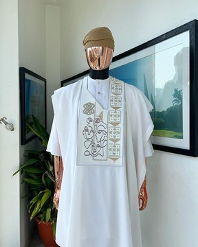 Un blanc, des visages connectés et des détails de broderie de labyrinthe renaissance agbada