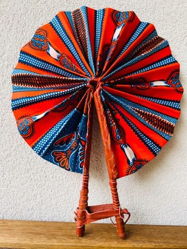 Éventail africain wax et cuir nuances orange et bleu