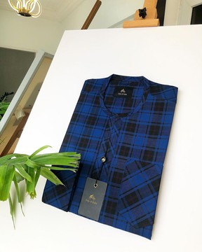 Un caftan pour homme à carreaux multicolores.
