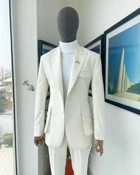 Un blanc ivoire, une très grande poche plaquée de combat, un costume à revers en pointe et un pantalon