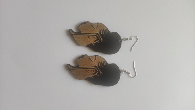 Boucles d'oreilles femme africaine avec tresses